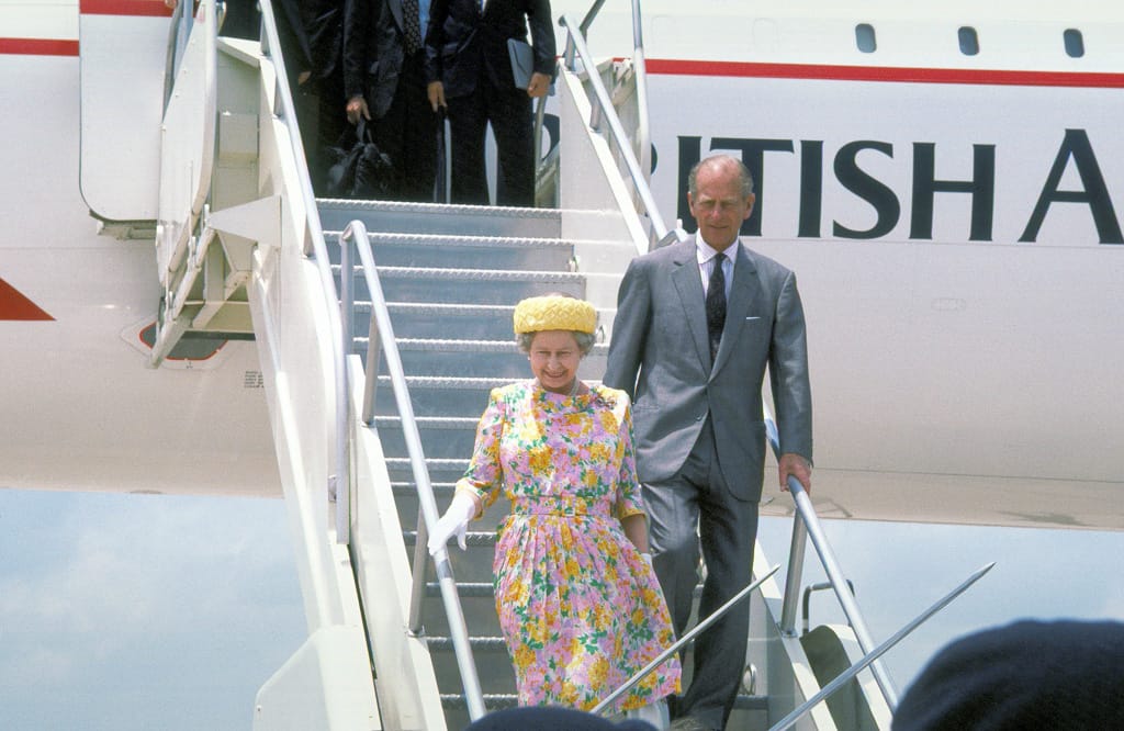 Ungleichheit in der Ehe - Queen und Philip kommen aus dem Flugzeug