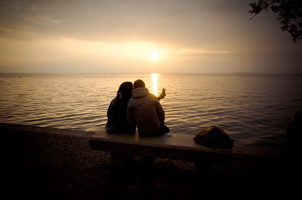 Paar im Abendlicht - Partner finden