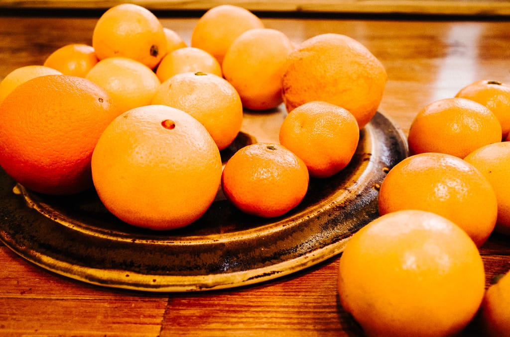 Orangen liegen auf Obstteller