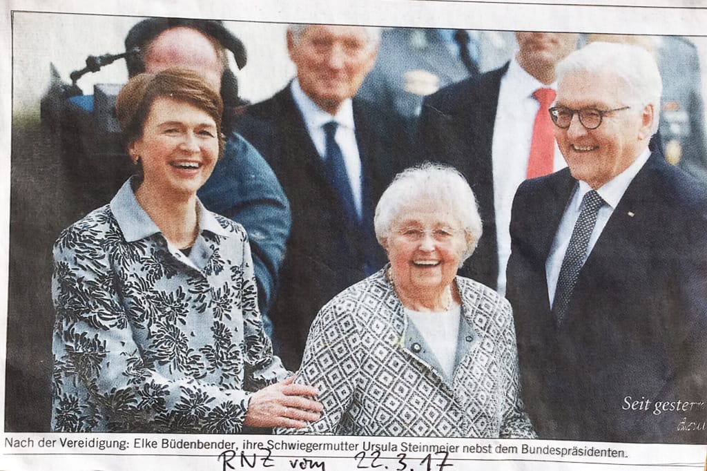 Ehre wem Ehre gebührt: Nach der Vereidigung des Bundespräsidenten steht: Ursula Steinmeier in der Mitte