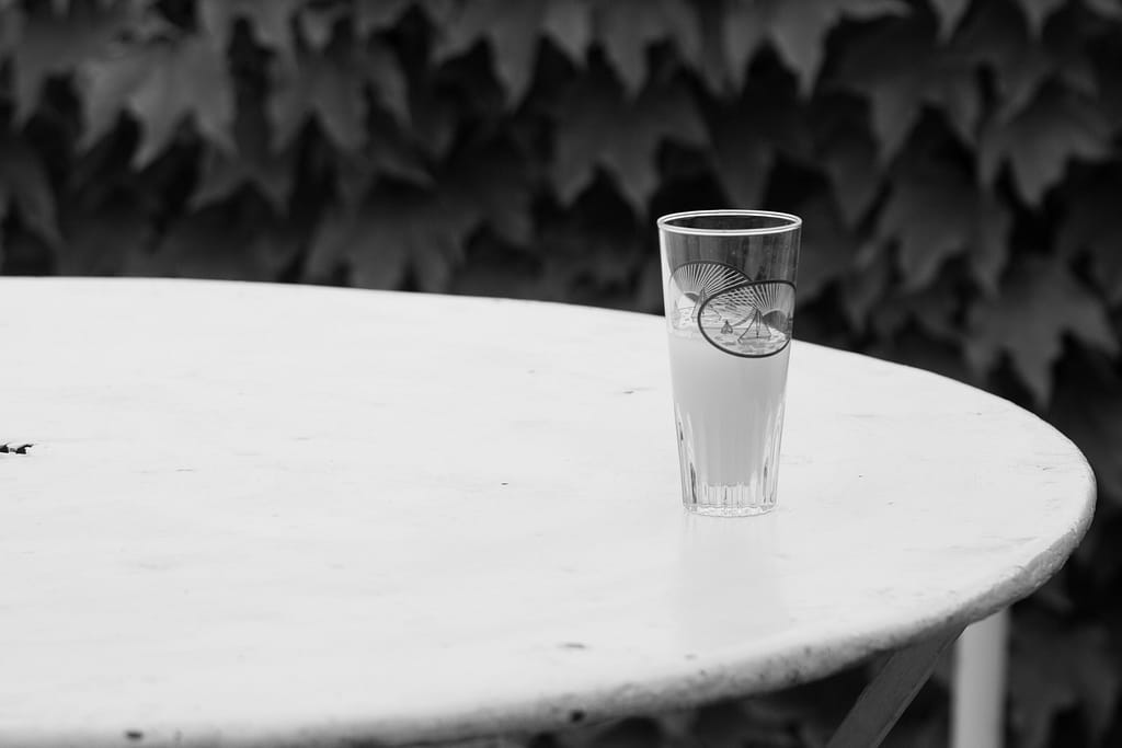 Pastisglas auf Eisentisch
