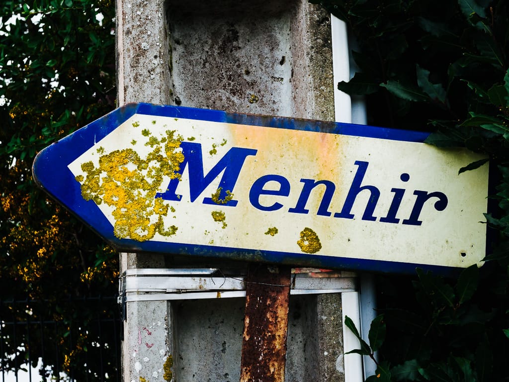 einzigartig: Menhir Straßenschild