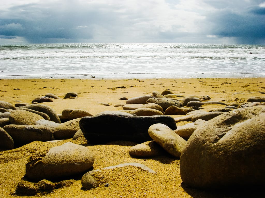 einzigartig: Strand und Steine