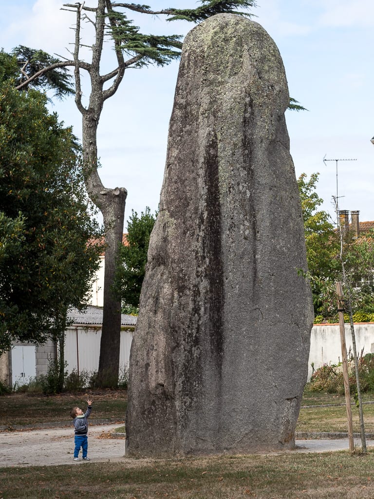 einzigartig: Le menhir du Camp de César in Avrille