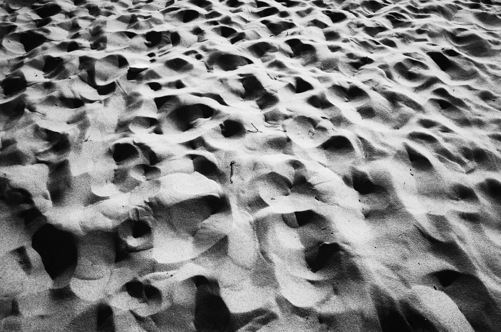 vive la difference: Spuren im Sand